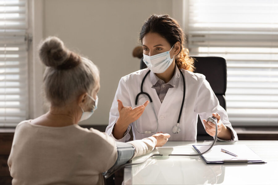 Es muy importante que los profesionales de la salud estén atentos a los datos clínicos compatibles con una causa secundaria de HTA.
