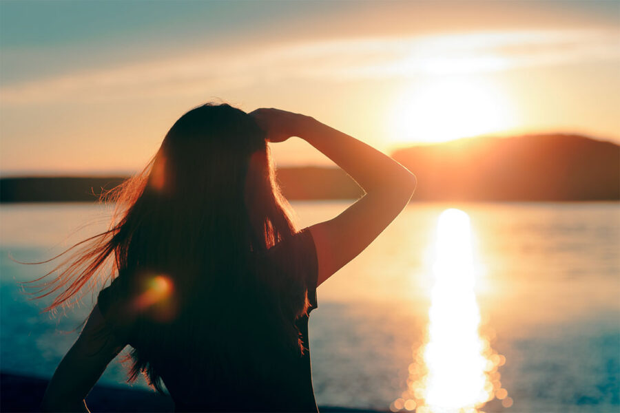 La vitamina D pertenece a la familia de las vitaminas liposolubles, cuya obtención ocurre a través de la síntesis cutánea, en presencia de la exposición a la luz solar.